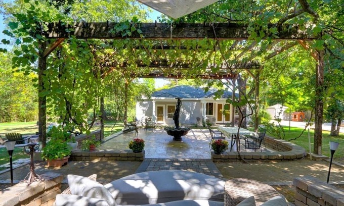 Fair Oaks House | Cozy Guesthouse Near FO Village with King Bed & Kitchen