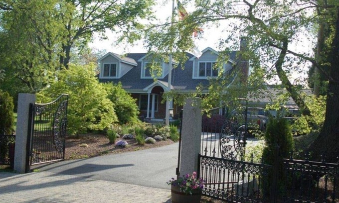 Middletown House | Ideal Gated Home Near Beaches with Oceanfront Pool & Spa