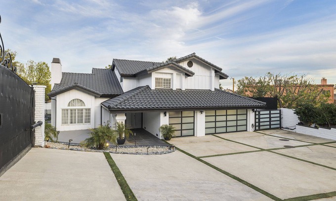 Chatsworth House | Modern Hills Oasis Estate with Private Pool & Spa Retreat