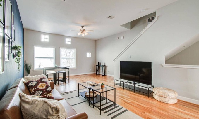Southeast Houston House | Gated Townhome w/Garage Parking by Hobby Airport!