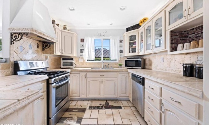 Thousand Oaks Villa | Exclusive Villa with Pool and Open Space - Rated 10/10