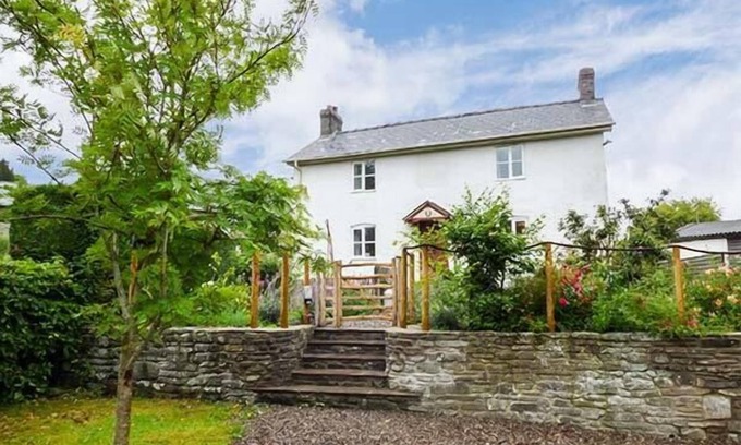 Painscastle Cottage | Pet-Friendly Gatehouse: 10/10 Rated Holiday Cottage