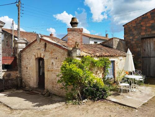 Taize-Maulais Bed & Breakfast | Cozy Gatekeepers Cottage: Pet-Friendly Stay in Taizé