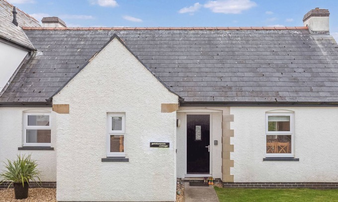 Lydstep Cottage | Two-Bedroom Retreat in Lydstep with Oceanfront Views