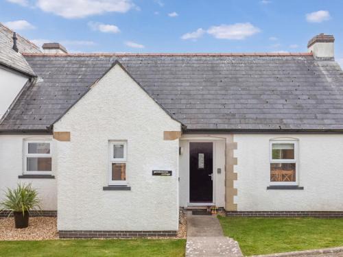 Lydstep House | Gatekeepers Cottage: Pet-Friendly Retreat with Private Pool