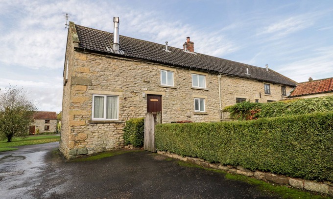 Newton-on-Rawcliffe Cottage | GATESIDE: Cozy Holiday Cottage with Open Fire in Pickering