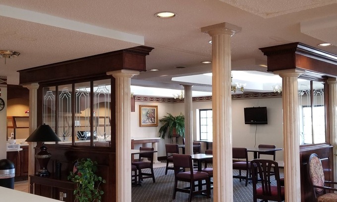 Clarksville Hotel | Pet-Friendly Gateway Inn and Suites with Spa & Breakfast