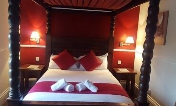 Cleckheaton House | Budget-Friendly Gateway Lodge with Breakfast & Kitchen