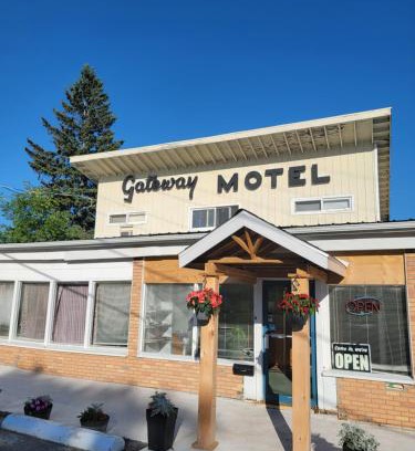 Gananoque Hotel | Cozy Gateway Motel: Pet-Friendly Stay with Fireplace Access