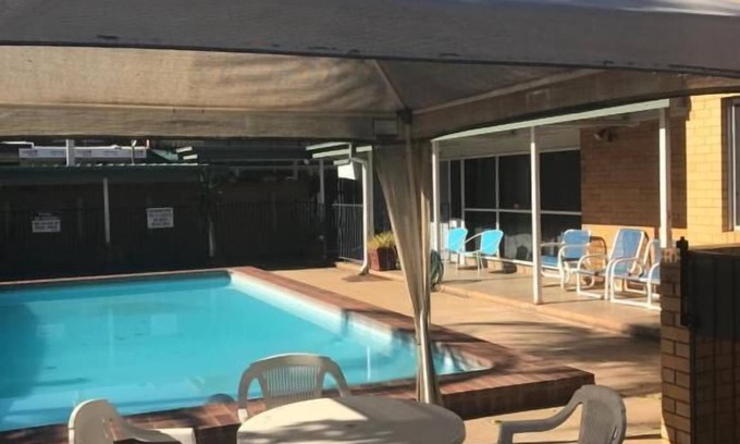 Narrandera Hotel | Gateway Motor Inn: Family-Friendly Stay with Pool & Dining