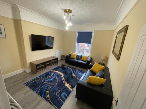 Balloch Apartment | Discover Gateway to the Loch: Family-Friendly Retreat