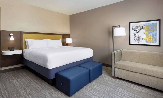 Oakhurst Hotel | Gateway to Yosemite: Ideal Location with Pool & Pet Friendly