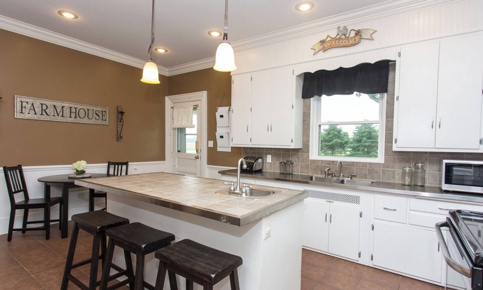 Buchanan Other | Ideal Stay Near Wineries & Lake Michigan - Top Rated Hotel