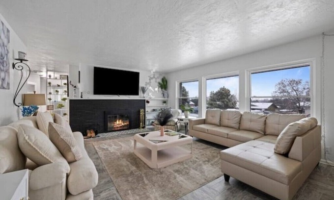 Tri-Cities House | Gather and enjoy the amenities