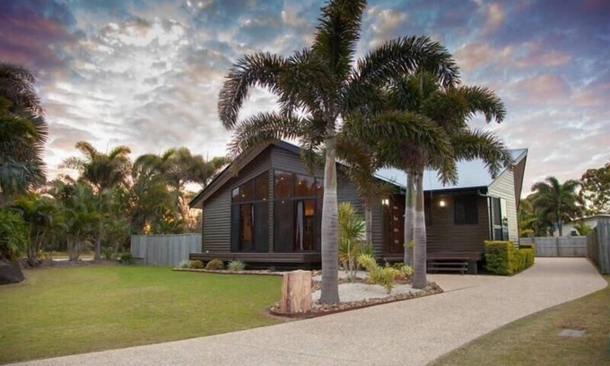 Agnes Water House | Pet-Friendly Holiday House with Ocean View & Hot Tub
