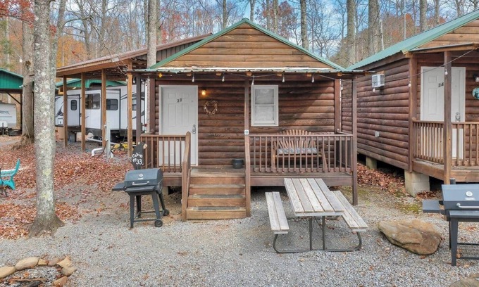 Gatlinburg - Pigeon Forge House | Discover Gatlinburg Cabin Near Ripley's Aquarium with Pool
