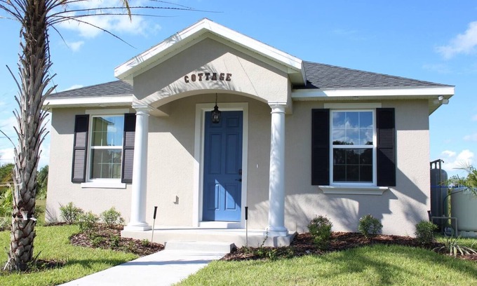 Oviedo Cottage | Idyllic Two-Bedroom Cottage with Lake Views in Oviedo
