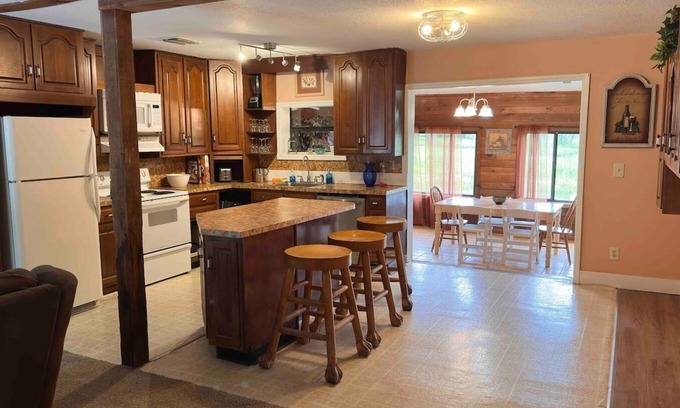 Oviedo House | Lakefront Getaway: 3 Bed Old-Florida Style Home