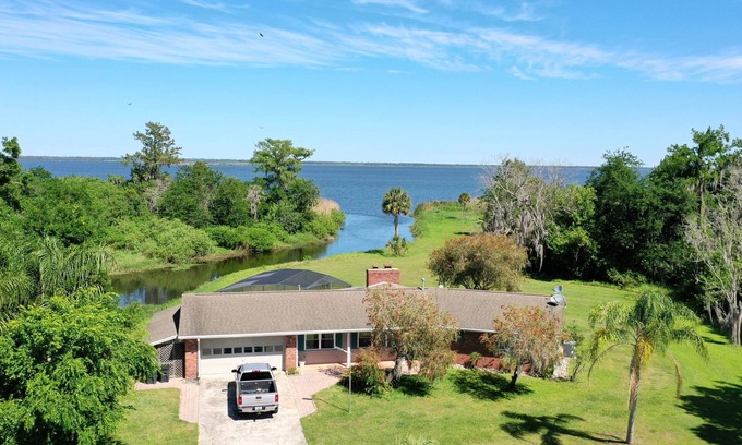 Oviedo House | Serene Lakeside Escape with Kitchen and Ocean View