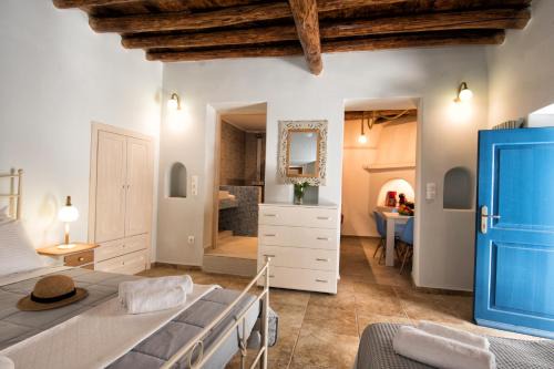 Gavrio House | Gavrion's Nest - Oceanfront Cycladic Studio with Top Ratings