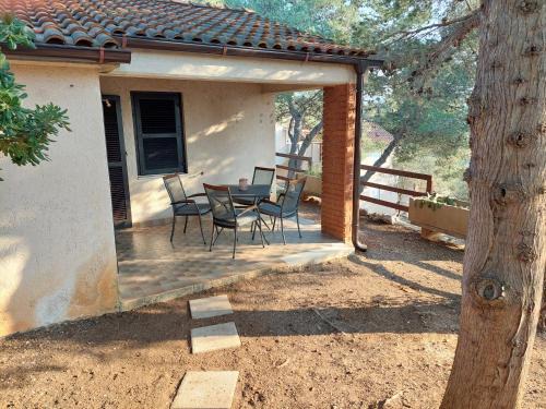 Cres House | Oceanfront Gavza Joy: Guest Rated 8.8/10 & Family-Friendly