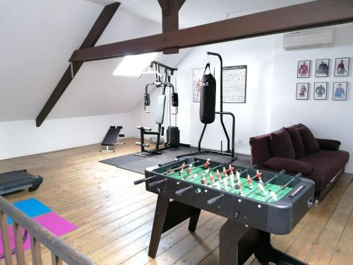 Roost-Warendin House | Comfortable GAYANTINE Hotel - Pet Friendly Near Expo