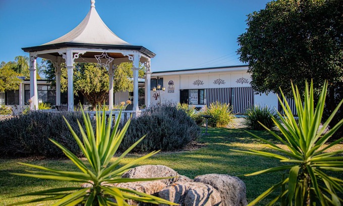 Strathmerton Hotel | Discover Gazebo Motor Inn: Family-Friendly Stay with Breakfast