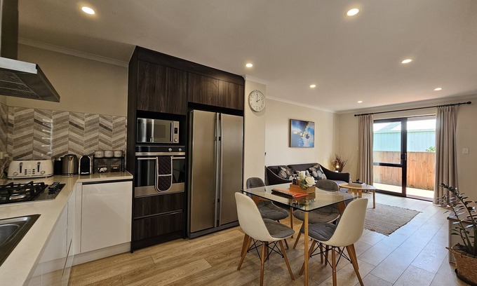 Hamilton House | Gazeley's Gem | Relax and Explore in Hamilton’s Oasis