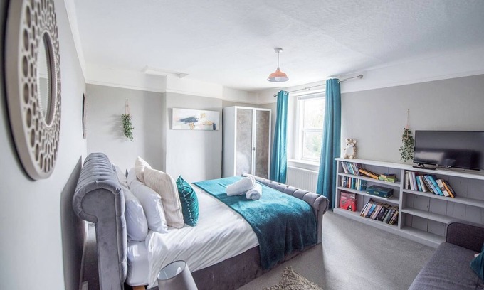 Bath House | Tranquil Rush Hill Cottage in Bath with Family-Friendly Amenities
