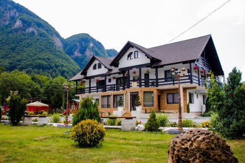 Avram Iancu Cabin | Guest Favorite: Ge-Lux with Pool and Family Amenities