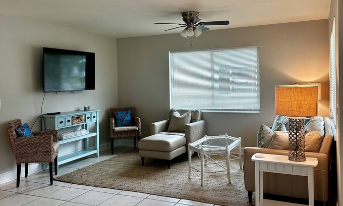East Naples Cottage | Beachside Gecko Cottage: Newly Renovated with Ocean Views