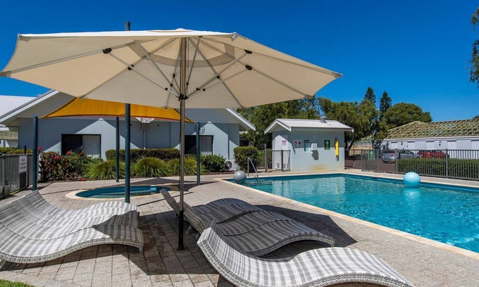 Broadwater Villa | Relax at Gecko Retreat with Oceanfront Pool Views