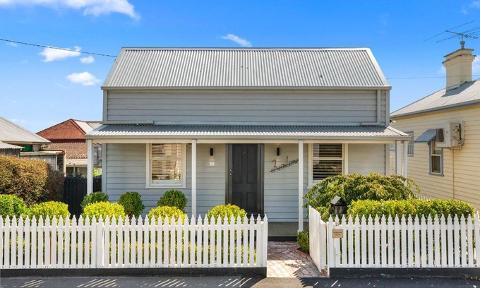 Geelong West House | Delightful Geelong West Miner's Cottage - 4 Star Retreat