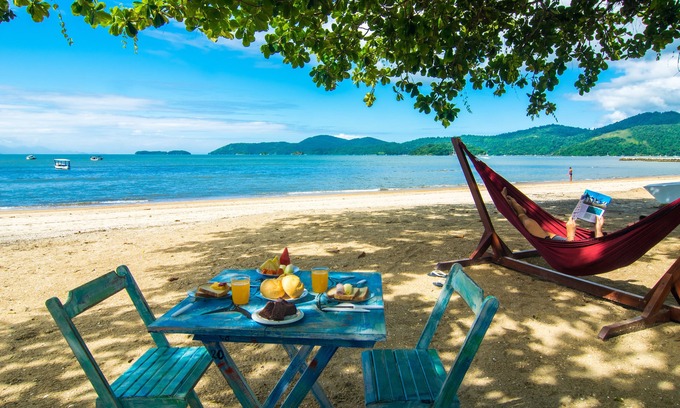 Pontal Hotel | Relax at Geko Pousada Paraty with Oceanfront Pool Access
