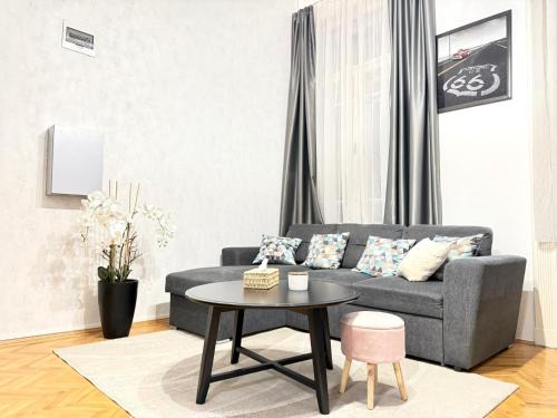 Lagymanyos Apartment | Family-Friendly Bartók20 Residence with Pet Amenities