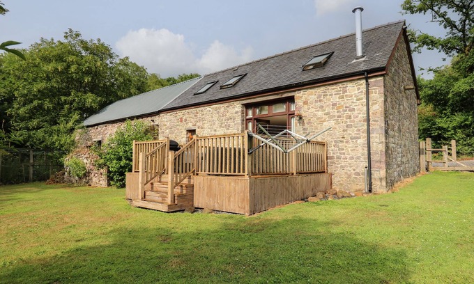 Pentrefelin Cottage | Family-Friendly Gelli Barn with Cozy Open Fire in Llandeilo