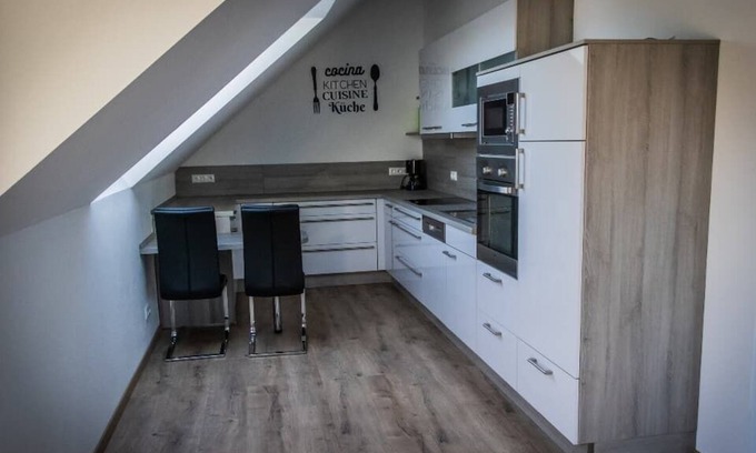 Neukirchen-Balbini Apartment | Gemütliche Dachgeschosswohnung mit Saunabereich