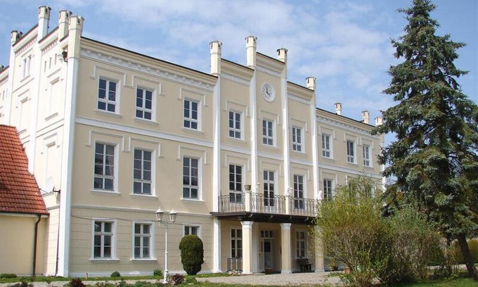 Knorrendorf Apartment | Cozy Apartment for 6 at Schloss Kastorf - Pet Friendly Stay