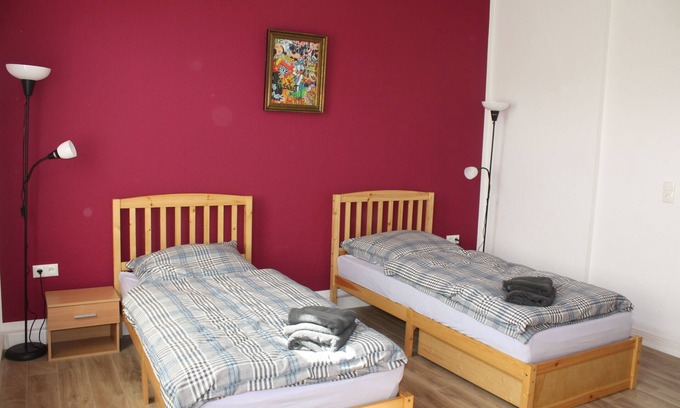 Untermeiderich Apartment | Cozy Retreat with Kitchen, Pet-Friendly & Breakfast Included