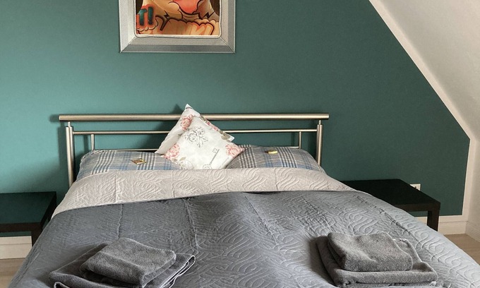 Untermeiderich Apartment | Cozy Retreat in a Peaceful Neighborhood with Great Amenities