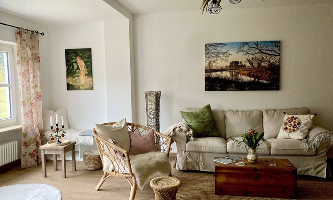 Roding Apartment | Cozy Riverfront Apartment with Kitchen & Breakfast Included