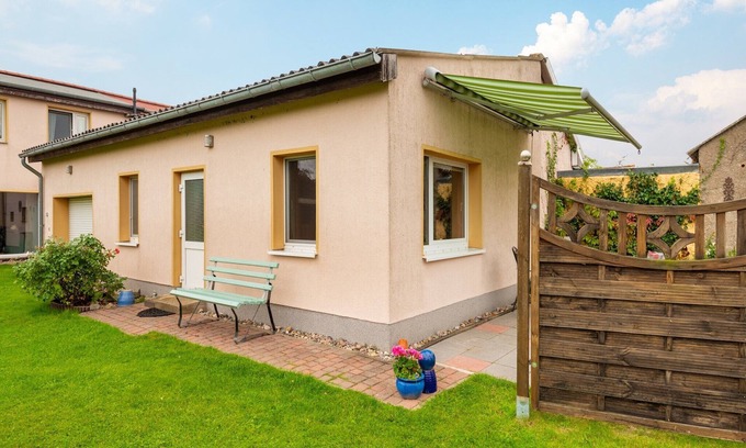 Pepelow House | Cozy Bungalow in Pepelow with Oceanfront Garden Views