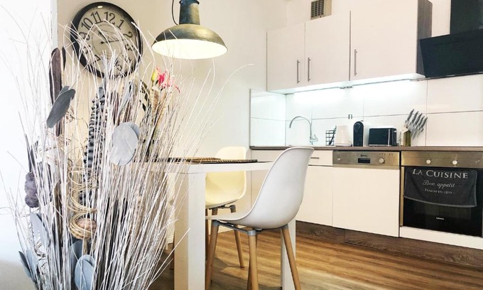 Gemarkung Barmen Apartment | Cozy Apartment with Balcony and Garage, Rated 8/10 by Guests