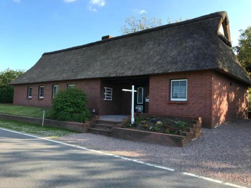 Neuendorf-Sachsenbande House | Cozy Thatched House for Families in Schleswig-Holstein