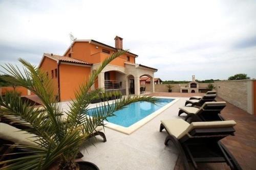 Jadreski House | Cozy Holiday Home in Jadreški with Terrace and Grill