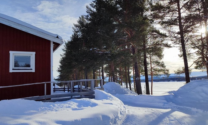 Blattnicksele House | Cozy Wilderness Retreat by the Water in Lapland