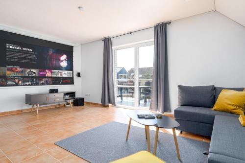 Niederzwehren Apartment | Cozy Retreat with Balcony, Netflix & Family-Friendly Perks