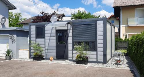 Lenzing Apartment | Cozy Tiny Home with Ocean View and Kitchen Facilities