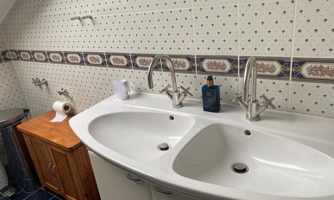 Rechklinghausen Sud House | Cozy Room with Spacious Bath for Family & Pets
