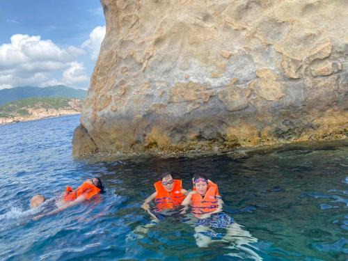 Binh Lap Resort | Discover Gem Island: Pet-Friendly Retreat with Dining Options